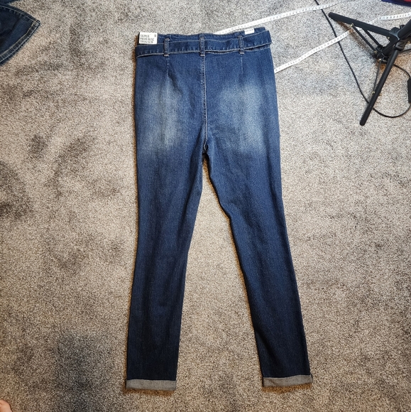 NWT Almost Famous Jeans Super High Rise Crop Trouser Belt Distressed denim sz 9 - Picture 12 of 15